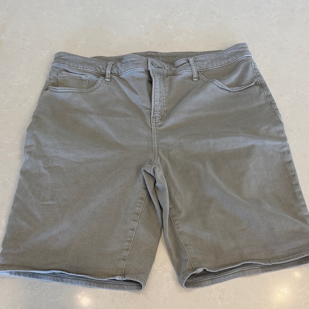 Woman’s so slimming Girlfriend shorts